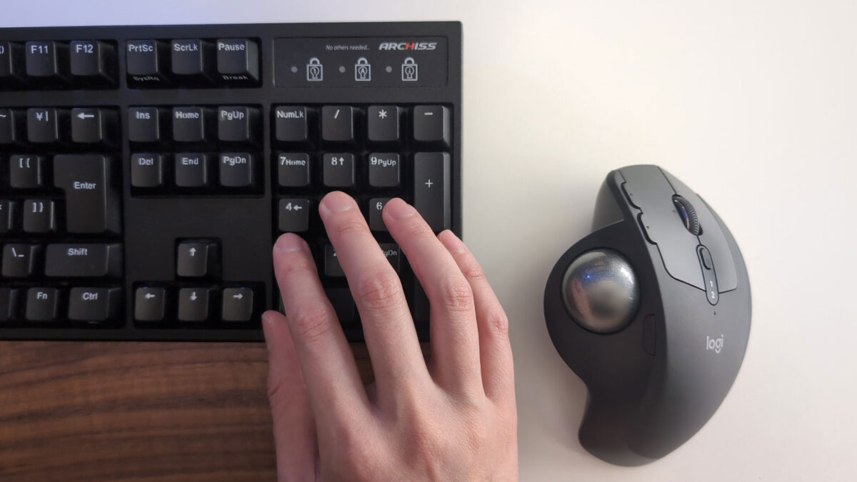 テンキーを操作している