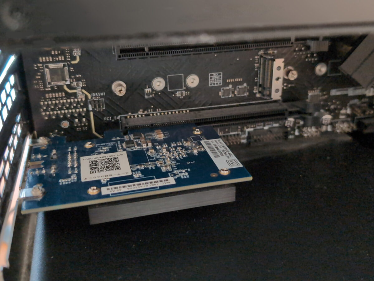 PCI Express(x16)スロットに(x4)対応の機器を接続