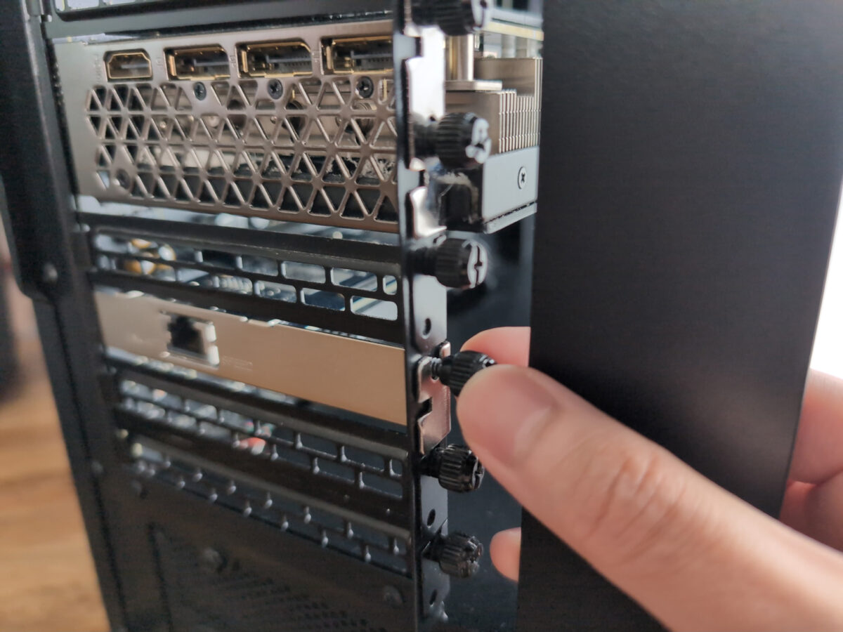取り外したネジを締めてLANカードを固定する