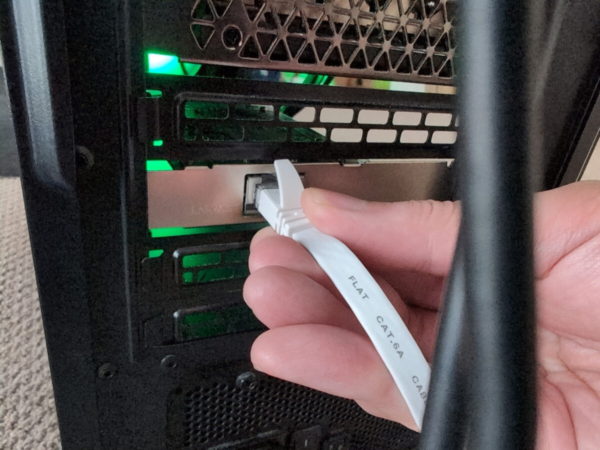 取り付けたばかりの10Gbps対応LANカードにLANケーブルを接続