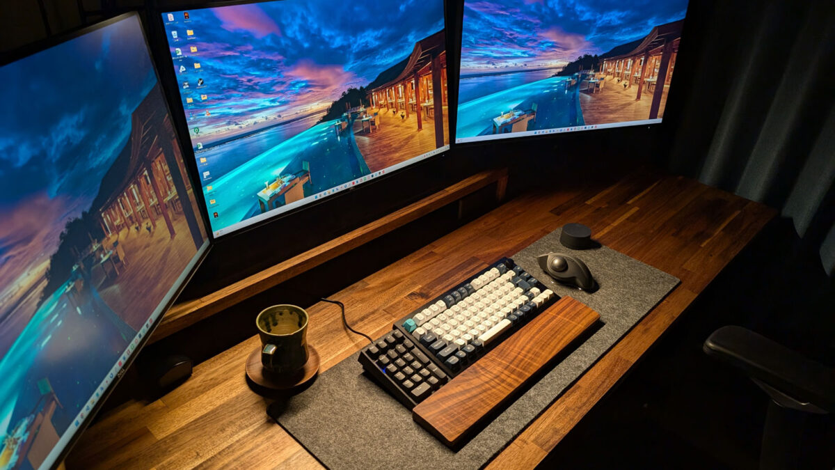 電球色に設定したモニターライトでデスクを照らす