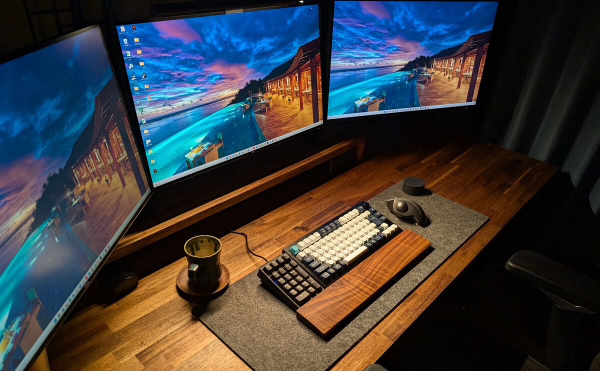 電球色に設定したモニターライトでデスクを照らす