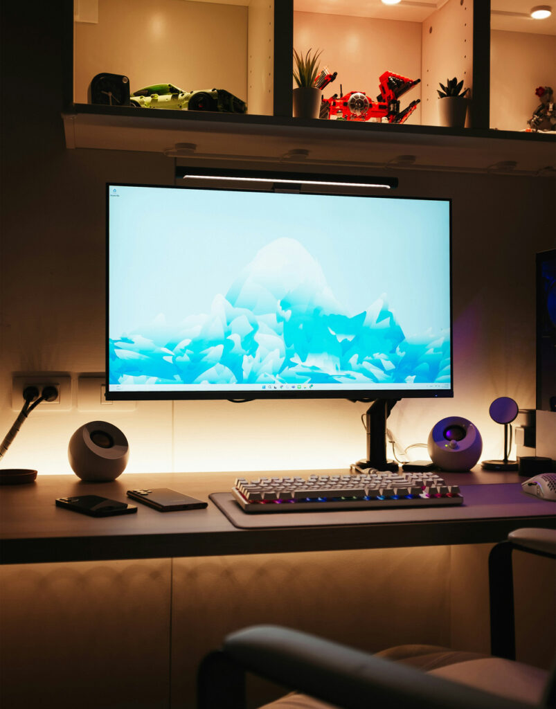 モニターライトを活用したデスク周りの例3