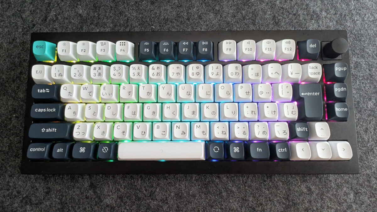 Keychron Q1 Maxのノブを操作している写真