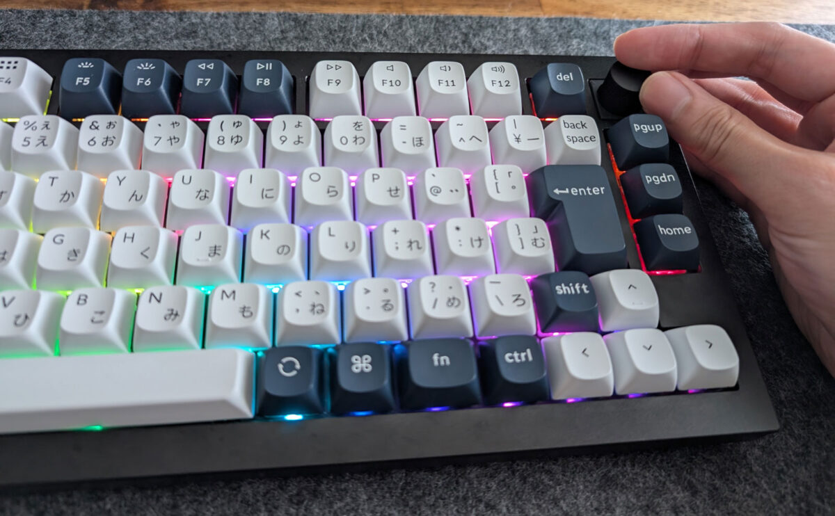 Keychron Q1 Maxのノブを操作している写真