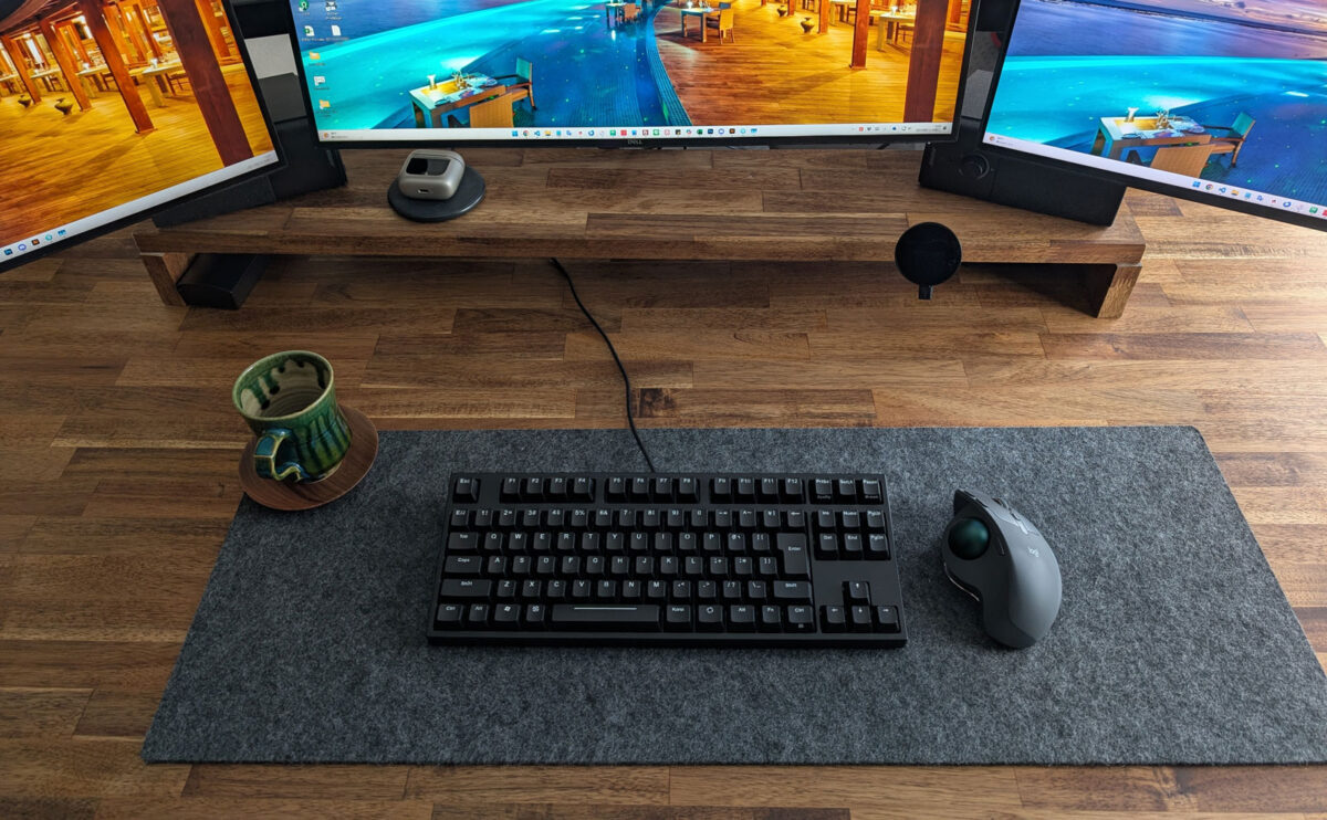 有線キーボードのコードが悪目立ちする写真