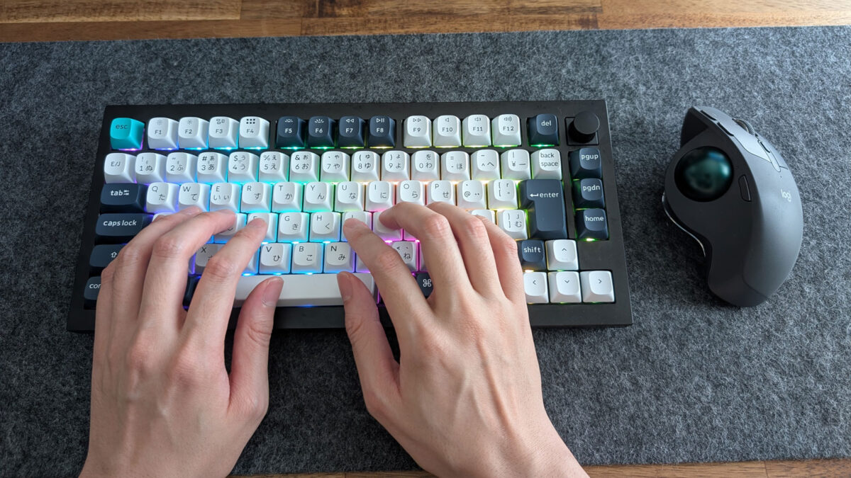 キーボードの文字入力部とマウスの位置が近い写真1