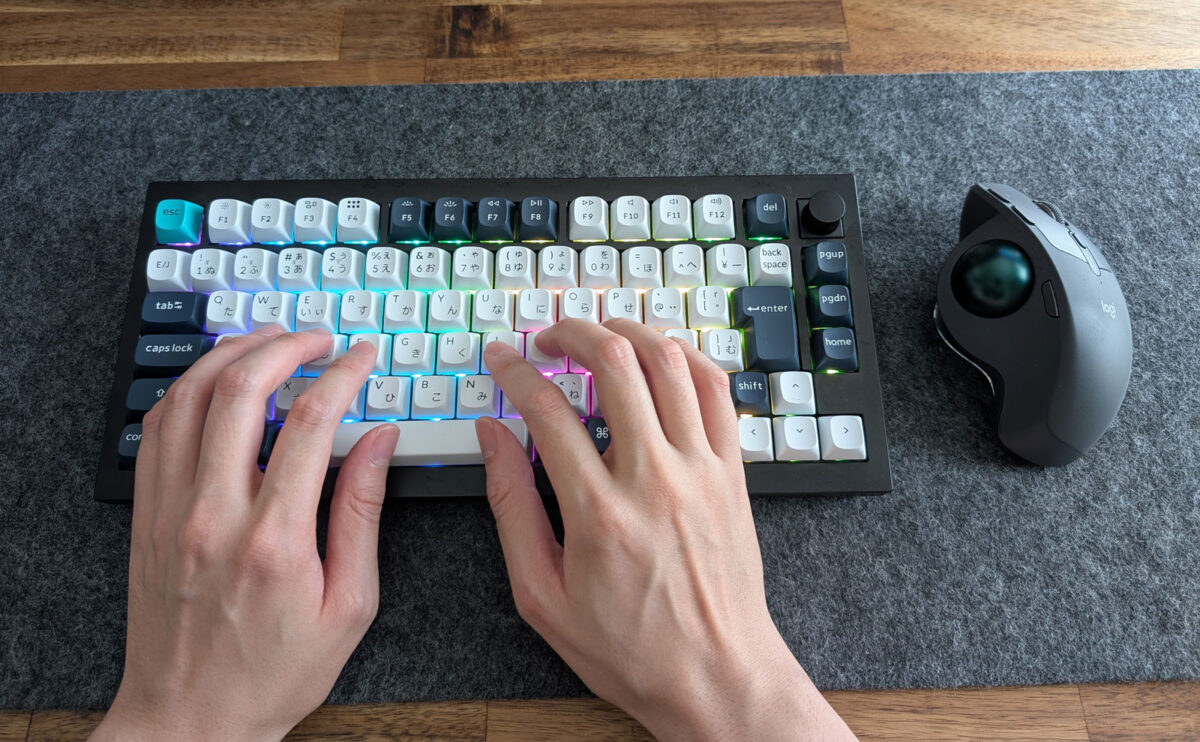 キーボードの文字入力部とマウスの位置が近い写真1