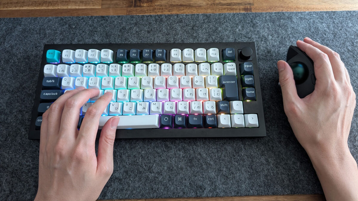 キーボードの文字入力部とマウスの位置が近い写真2