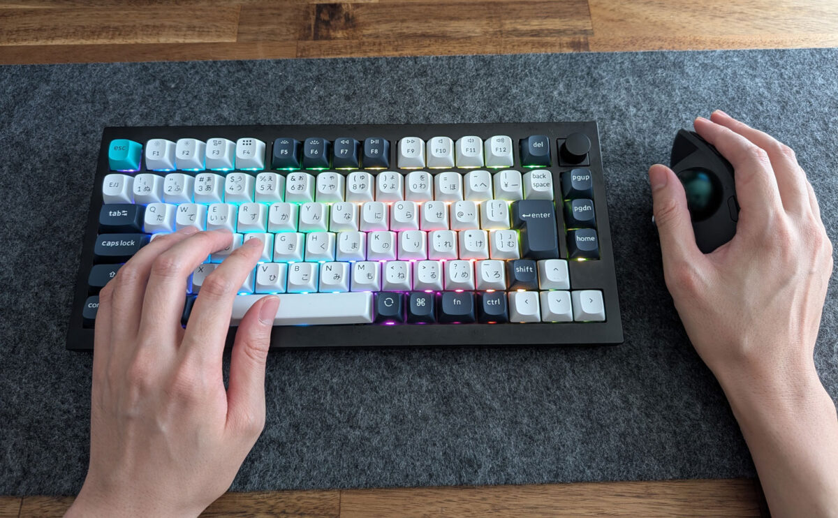 キーボードの文字入力部とマウスの位置が近い写真2