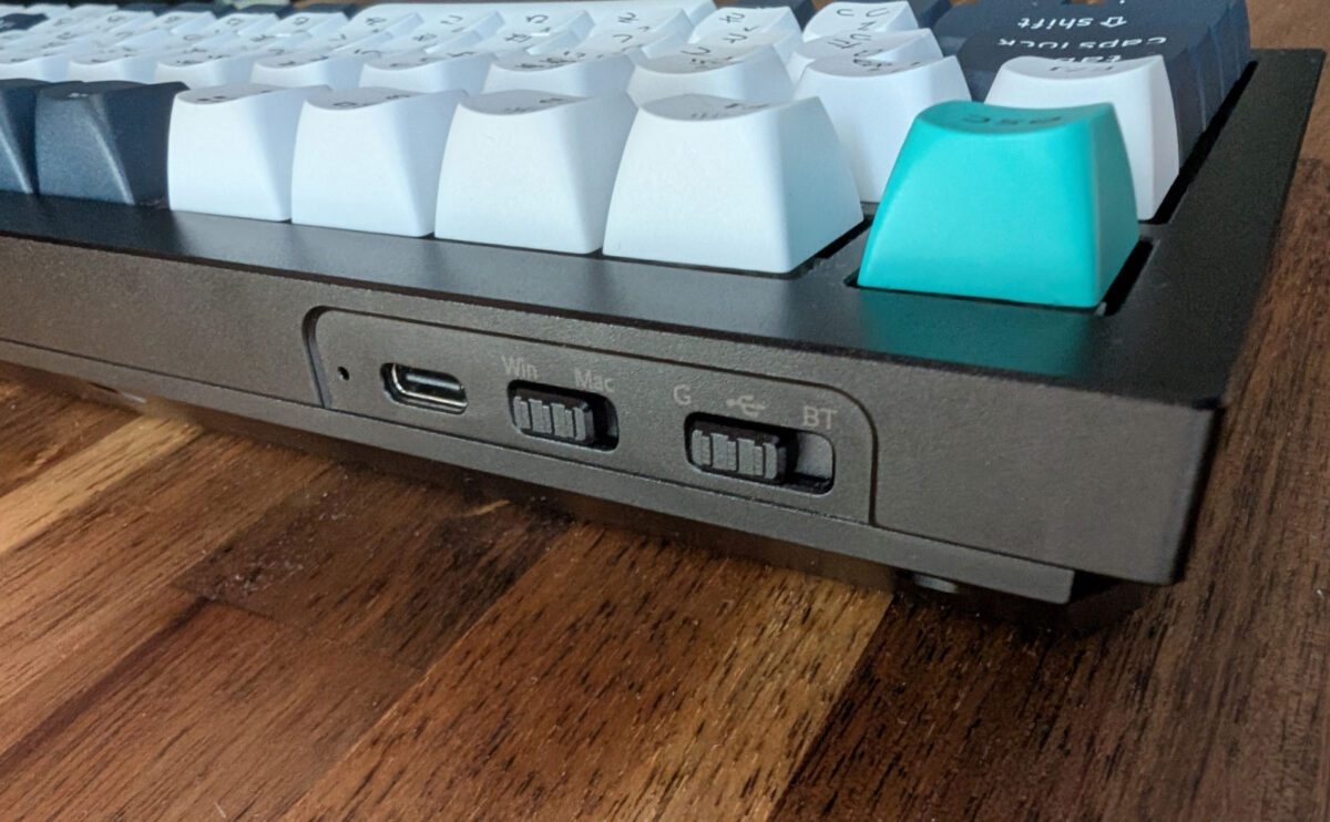 Q1 Maxの左奥にある接続モード切り替えスイッチの写真