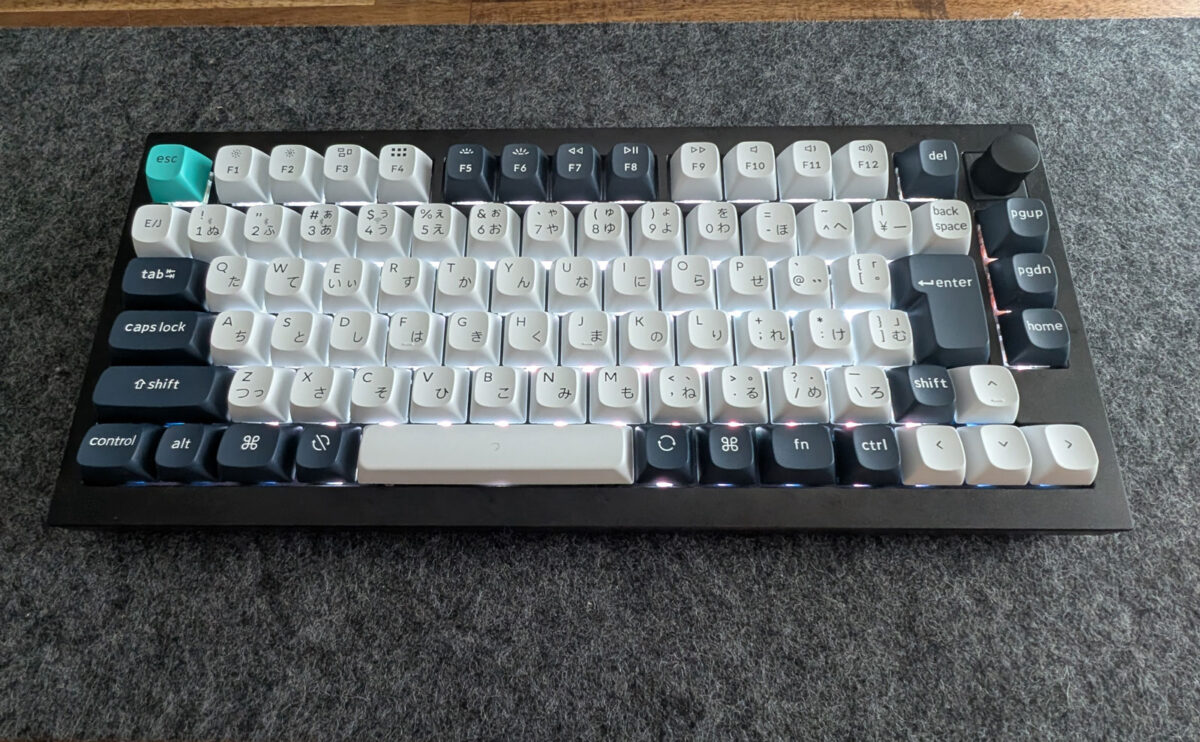 Keychron Q1 MaxのRGBライトを白色に設定した写真